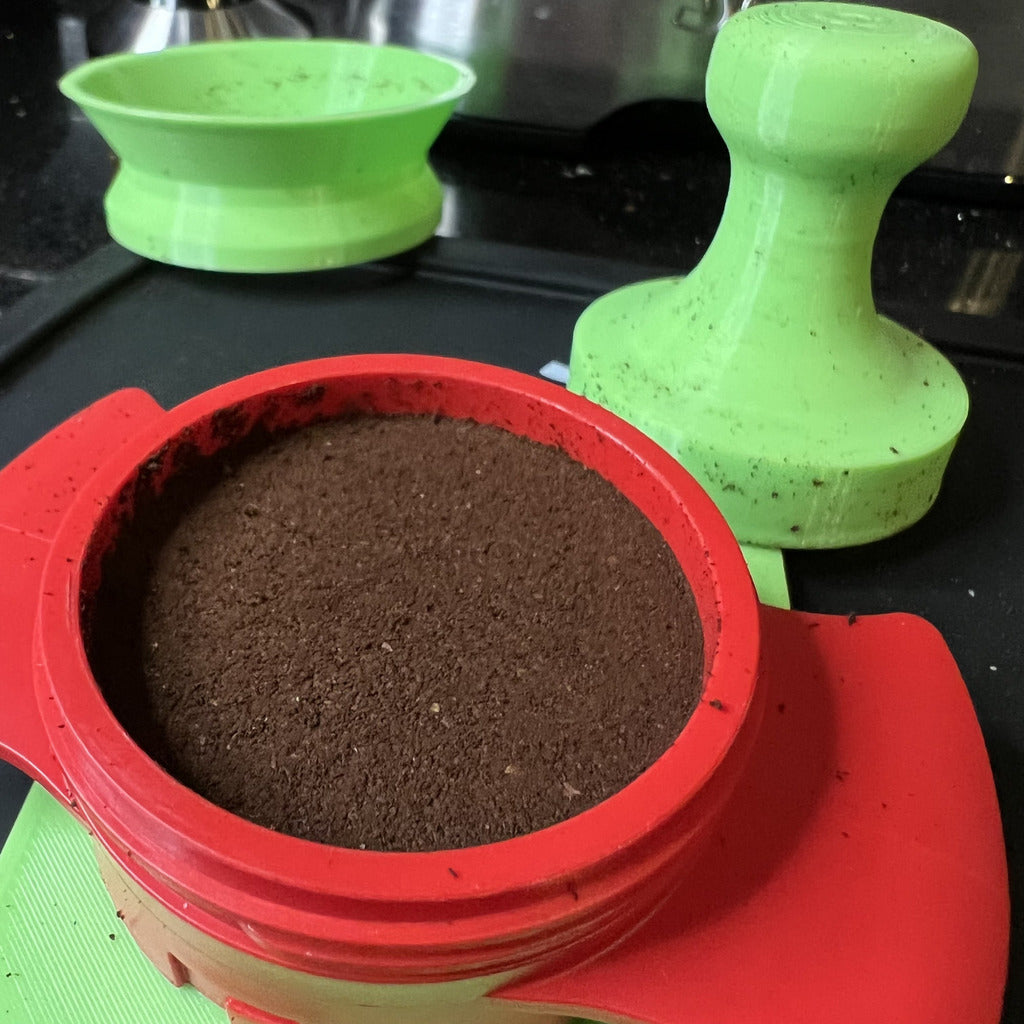 Cafflano Kompresso Dosiertrichter, Tamper und Tamping-Basis