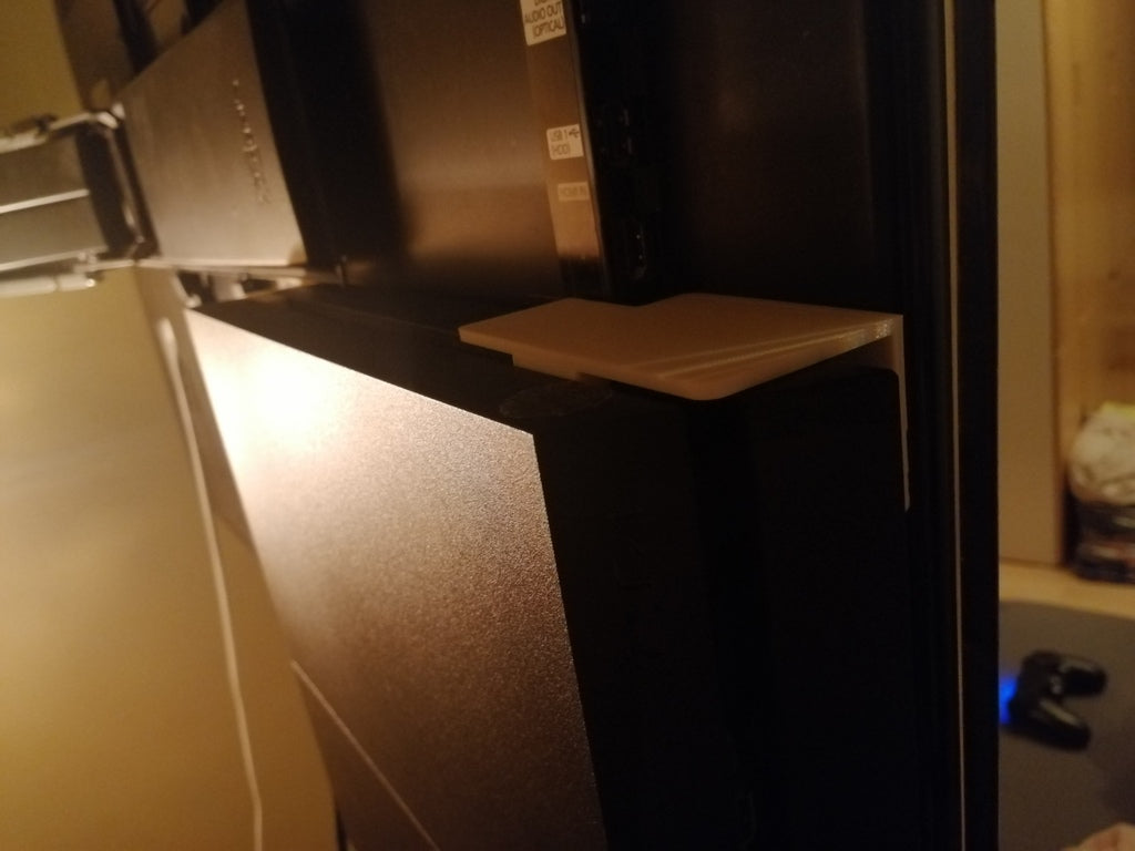 PS4-Montage hinter Flachbildschirm