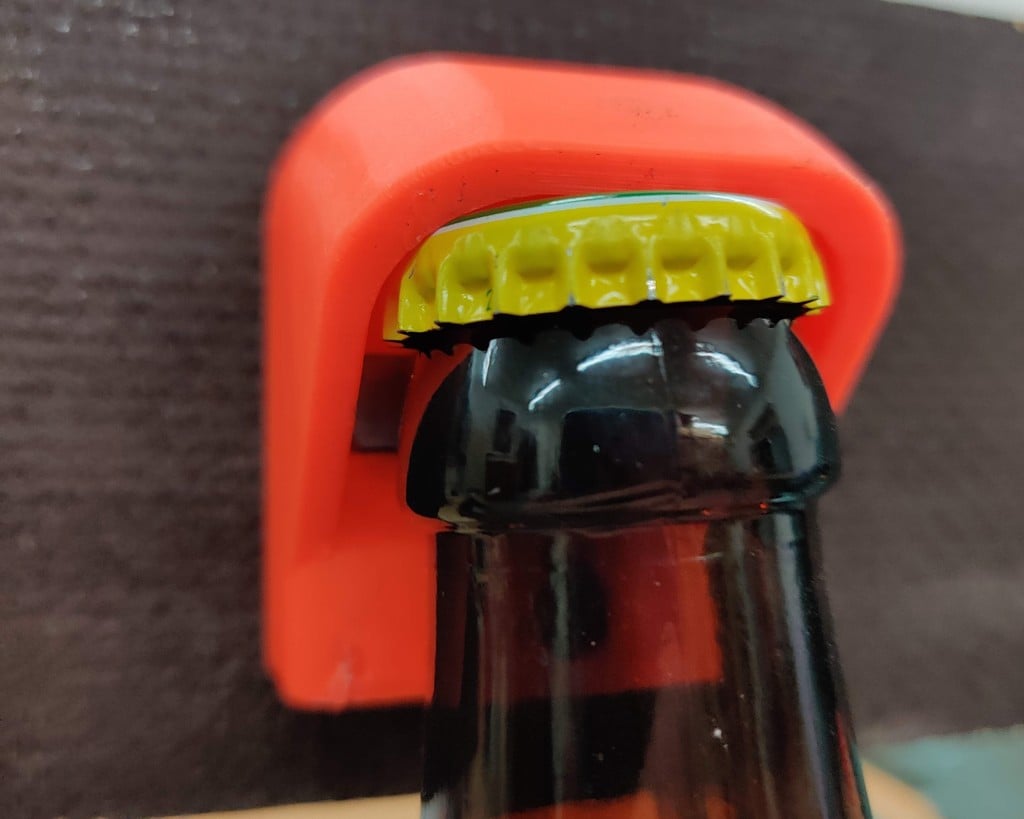 Wandmontierter Flaschenöffner mit Metalleinsatz