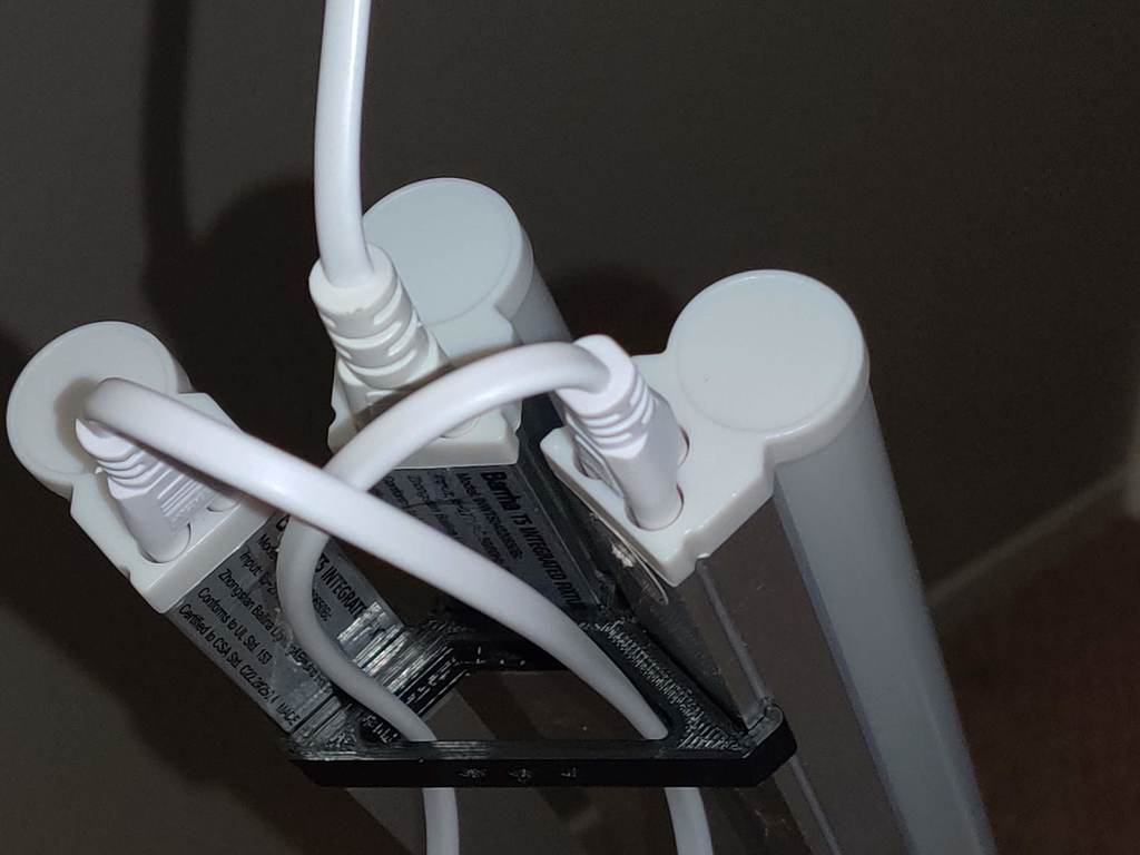 Deckenhalterung für drei Barrina T5 LED-Lampen