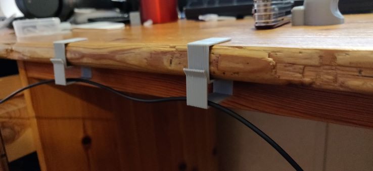 Kabelführungsclip für Schreibtisch und Regal