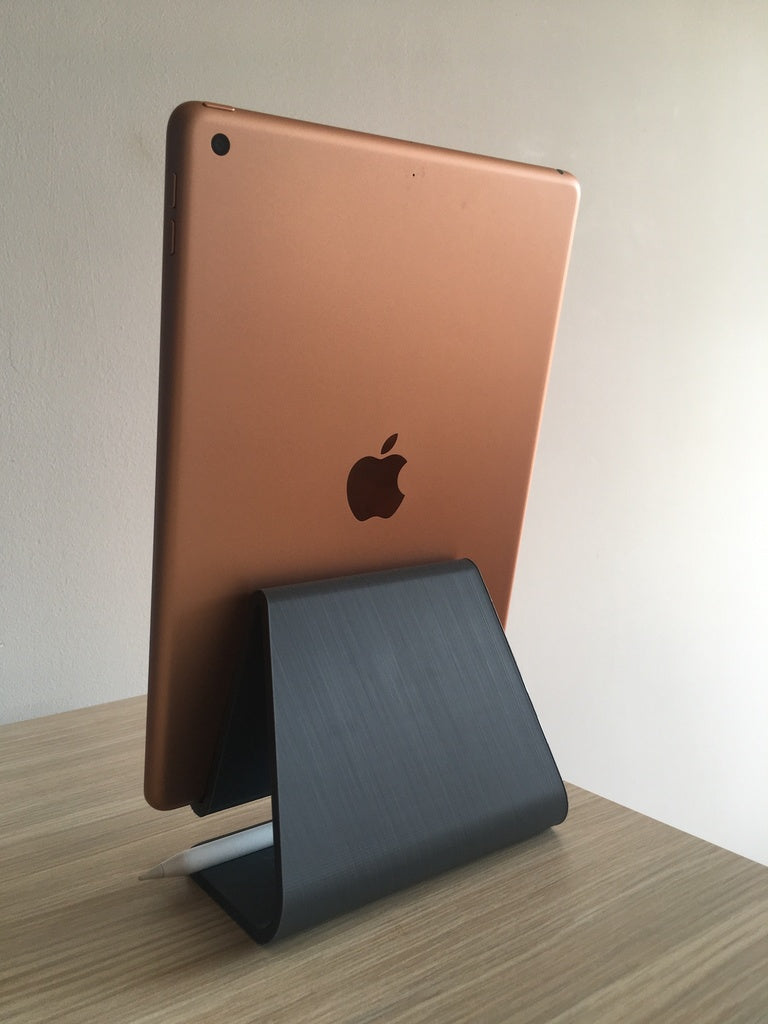 Einfacher iPad-Ständer mit Platz für Apple Pencil und Lightning-Kabel