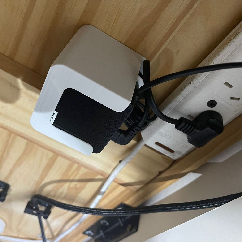 Untertisch-Unterstützung für das Samsung Odyssey G5-Netzteil