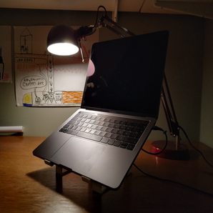Erhöhter Ständer für MacBook Pro 13"