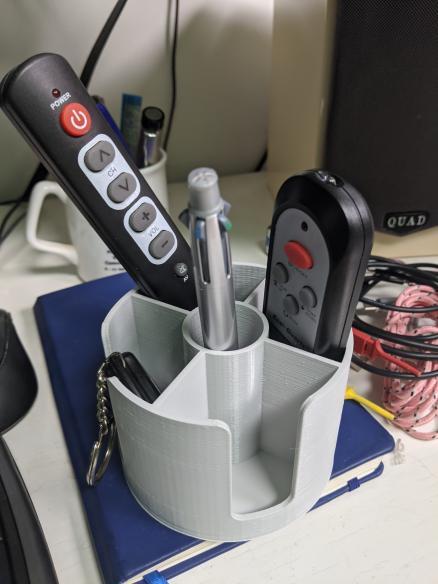Eleganter Organizer für Fernbedienungen und Stifte
