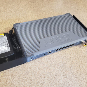 Rack-Montagesatz für Juniper SRX300 mit Netzteilfach
