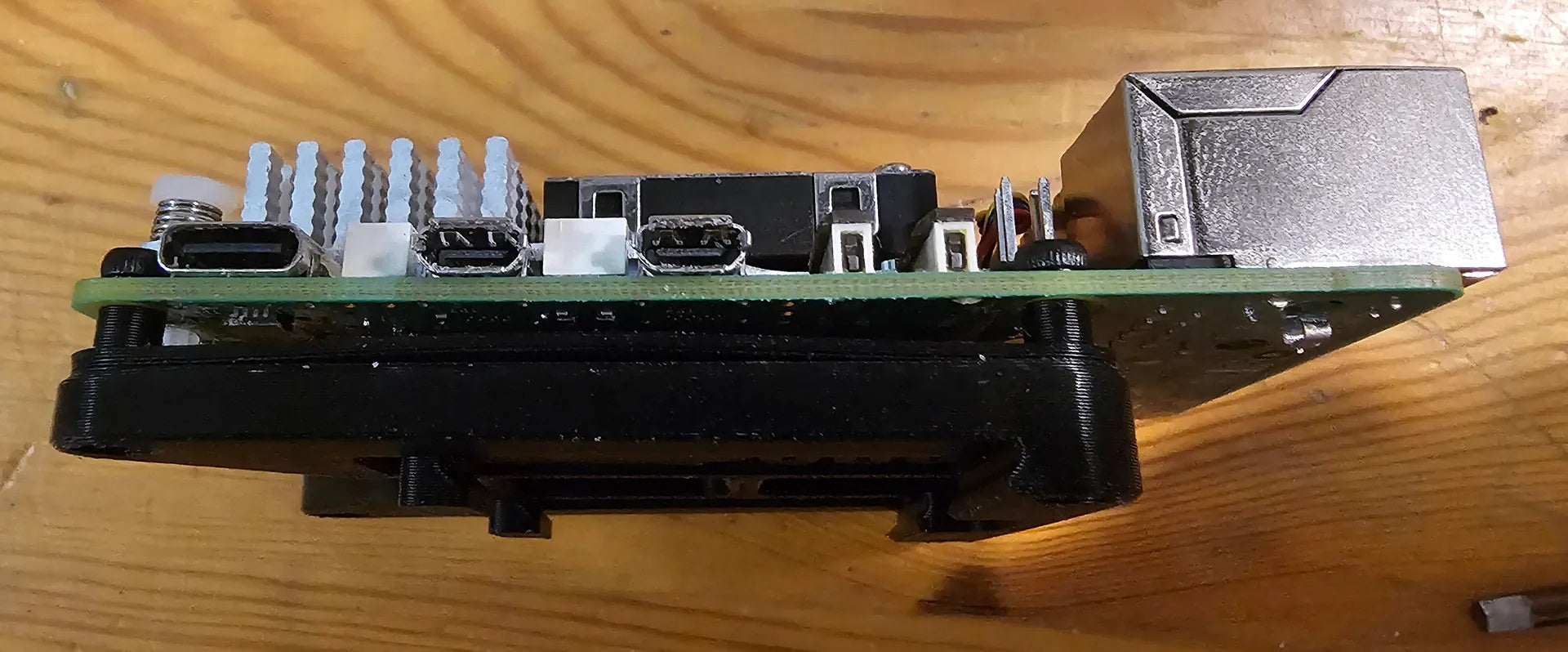Flache DIN-Offset-Halterung für Raspberry Pi 3B, 4 oder 5