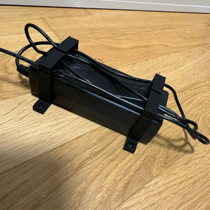 Parametrischer Netzteilhalter mit Kabelklemme