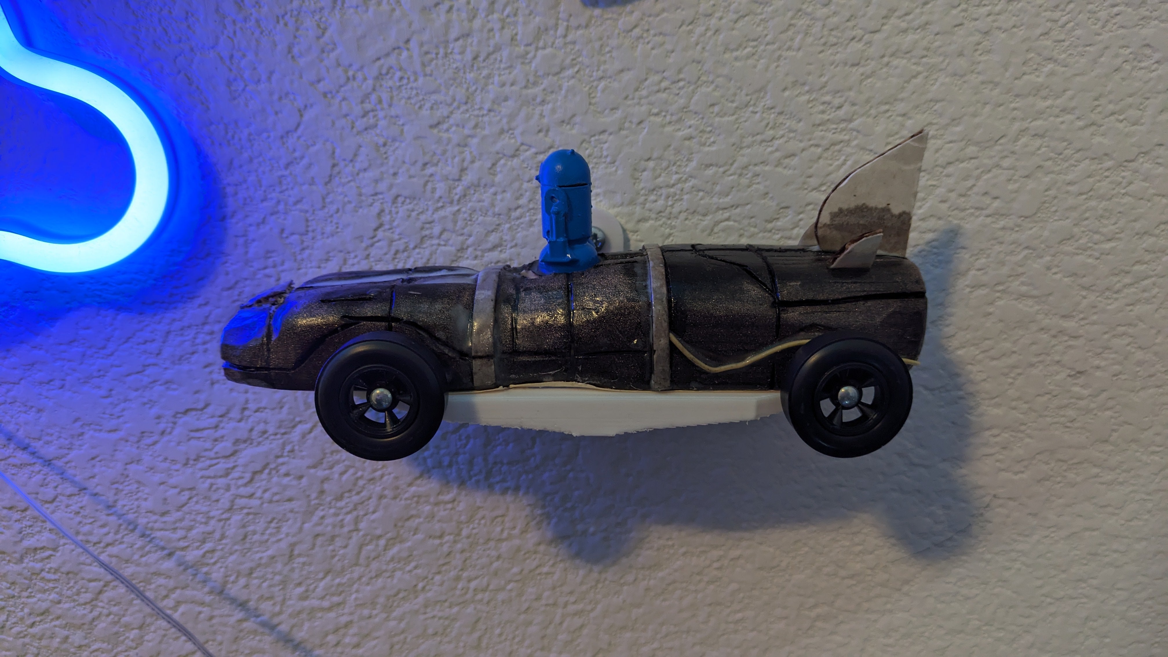 Elegant Vægmonteret Displayholder til Pinewood Derby Biler