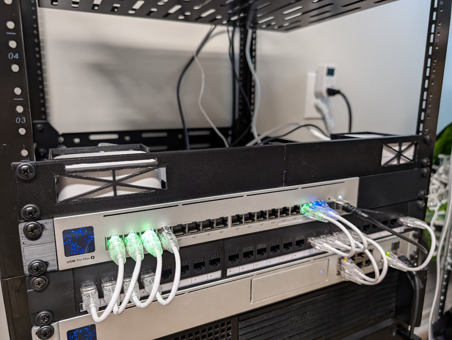 19 Zoll Server-Rack für Philips Hue &amp; Lutron Caseta