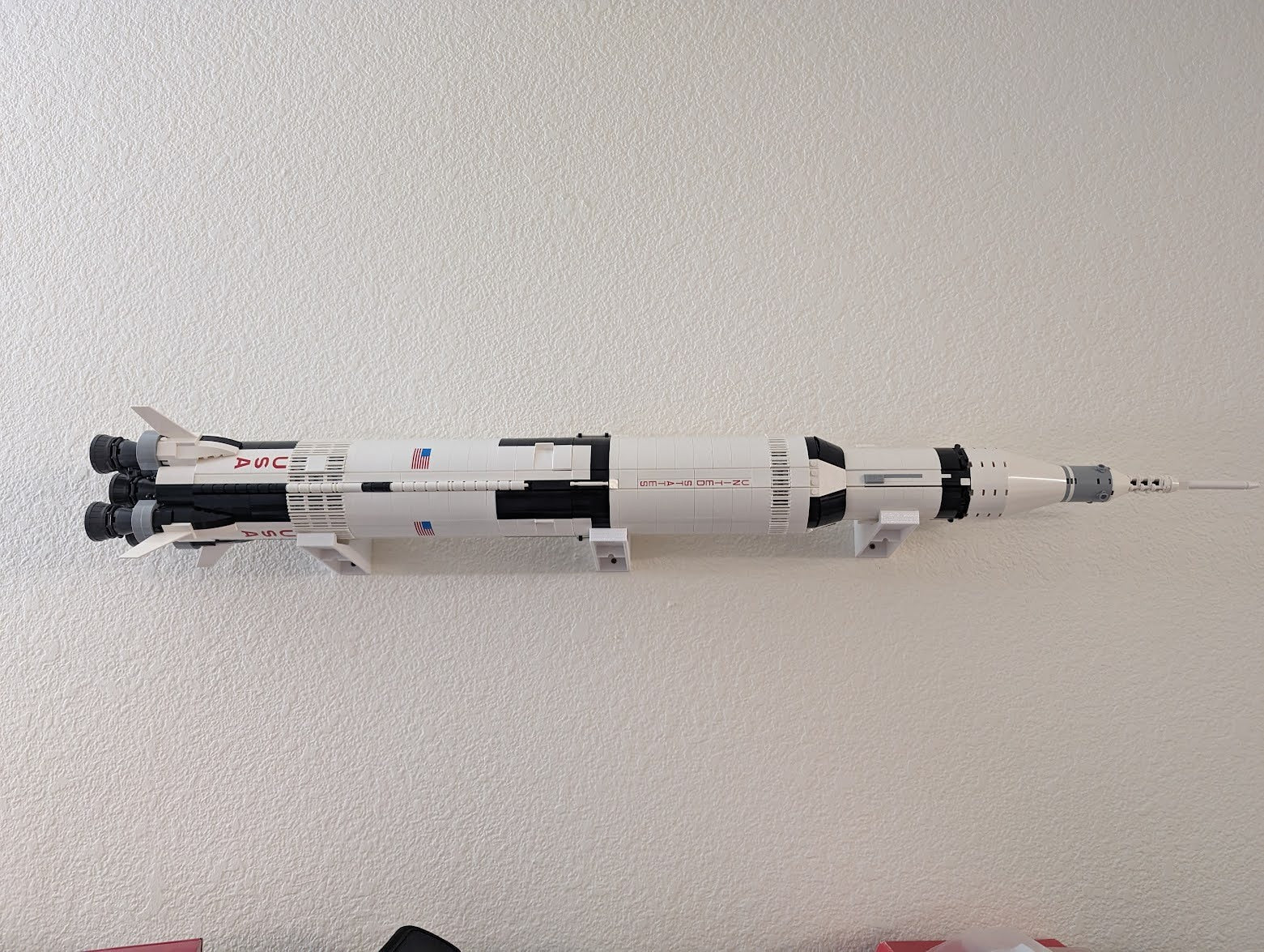 Vægmonteringsbeslag til LEGO Saturn V-raketmodel