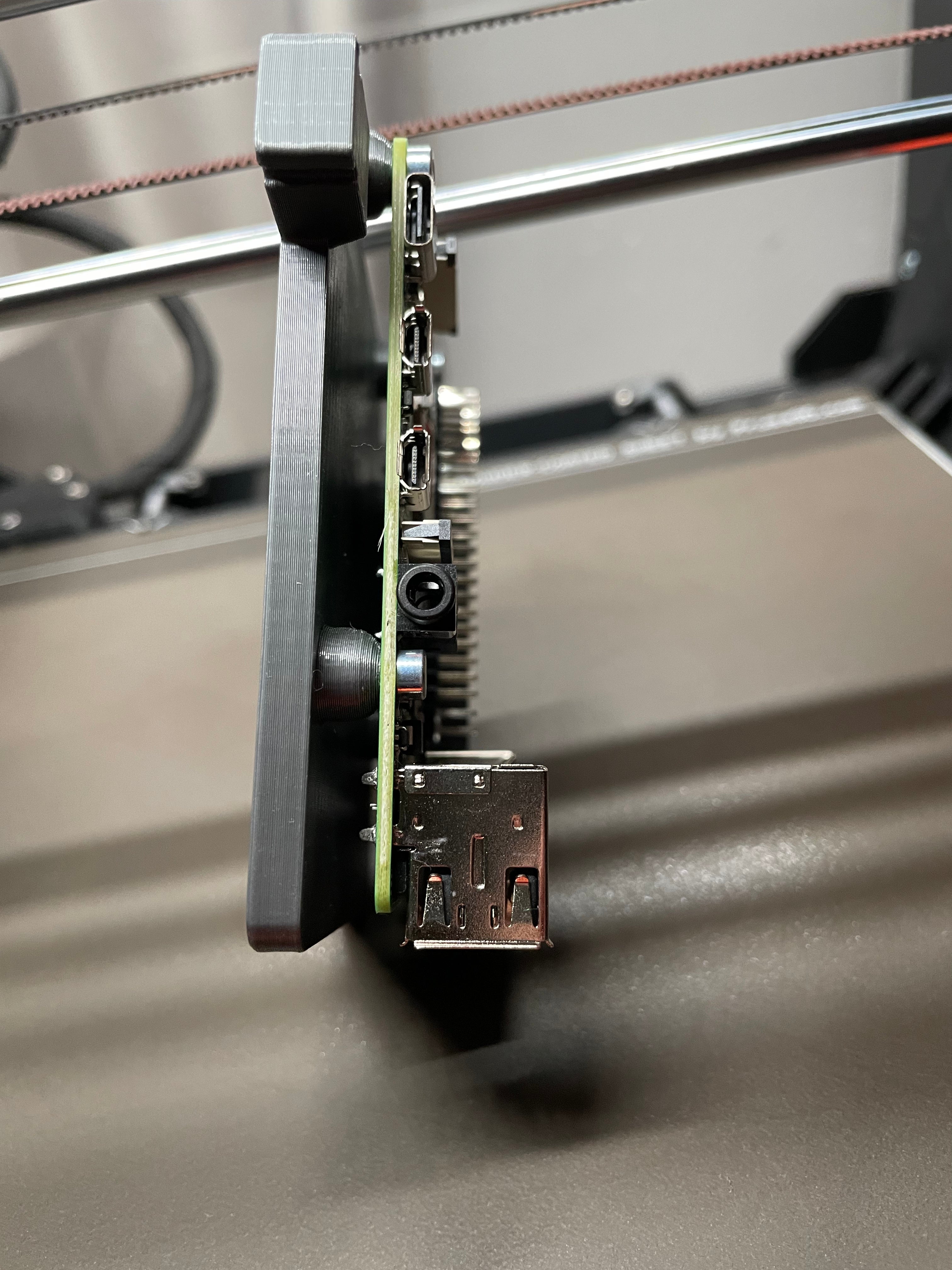 Raspberry Pi 4 / Pi 5 Hutschienenhalter mit M3 Nietmuttern