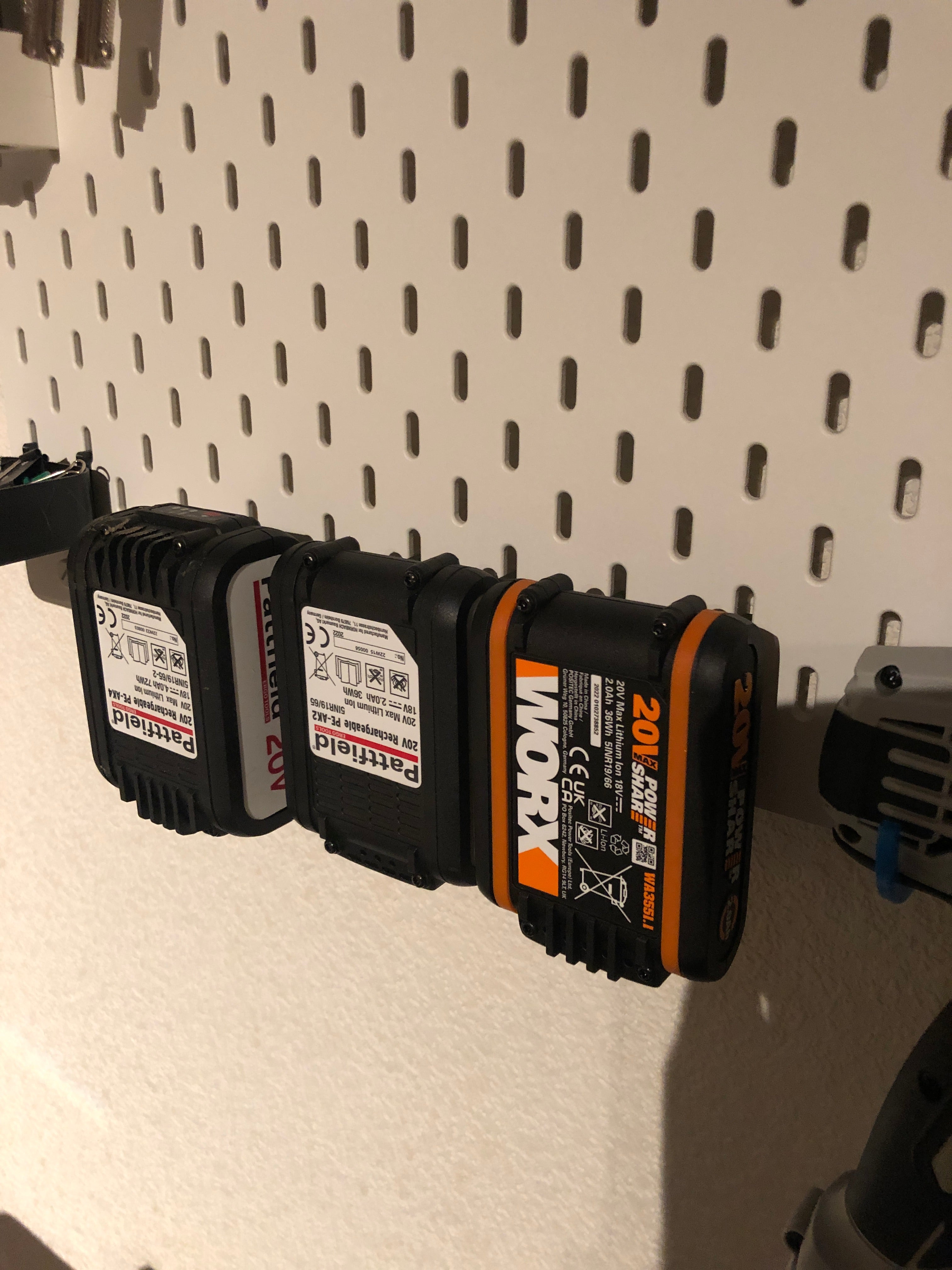 Intelligenter 2-in-1-Halter für Worx/Pattfield 20-V-Akkus – Für IKEA Skadis-System