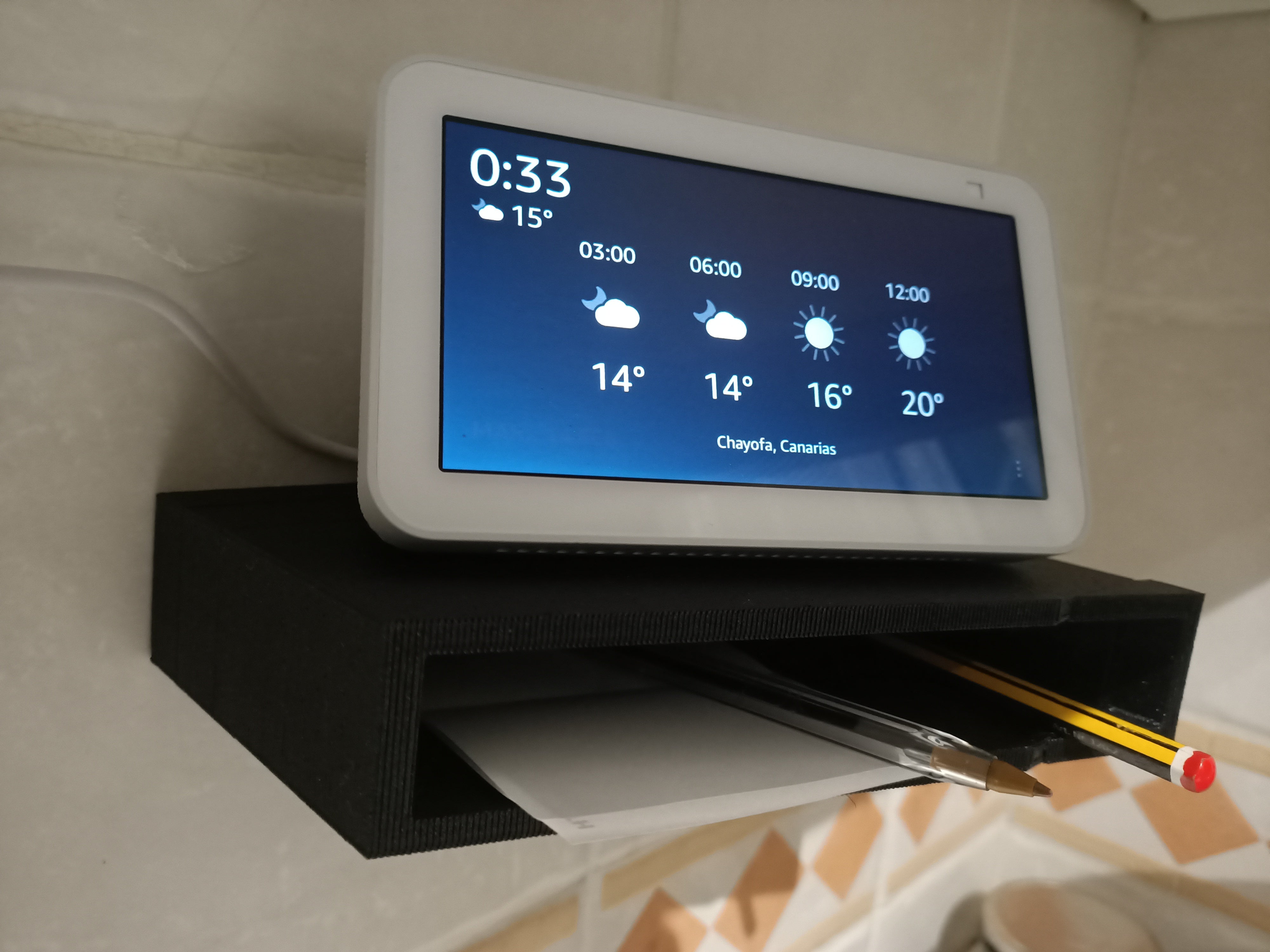 Platzsparende Wandhalterung für Amazon Echo Show