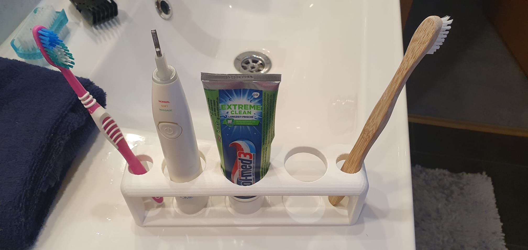 Zahnbürstenhalter für 2 normale und 2 elektrische Zahnbürsten mit Platz für Zahnpasta