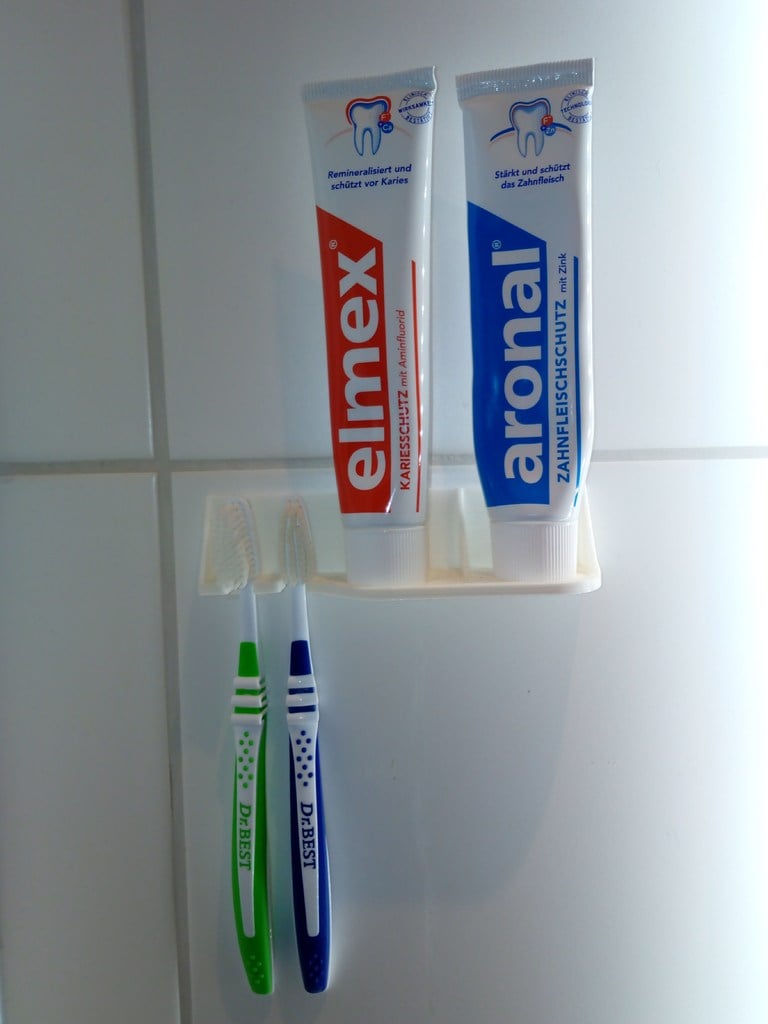 Schraubenloser Zahnbürstenhalter für verschiedene Bürstentypen