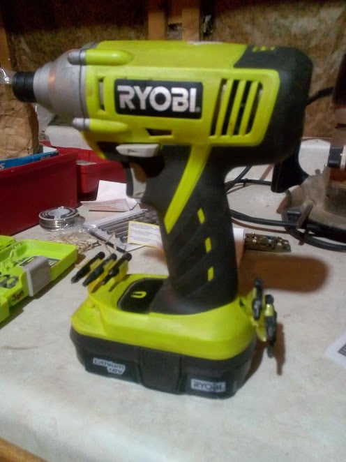 Ryobi One+ Rückenhalter für Schlagbohrmaschine und Bohrmaschine