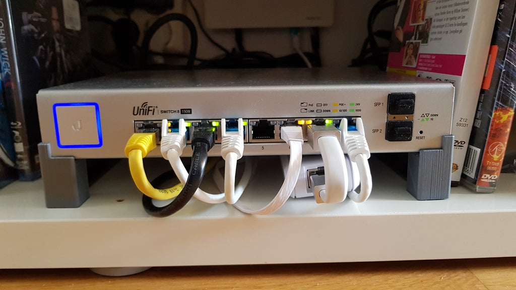 Ubiquiti UniFi Switch 8 150-W-Halter mit Platz für Cloud Key