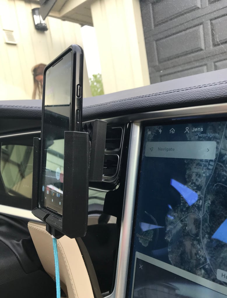 AC-Mount-Telefonhalter für Pixel 2 XL mit Rhinoshield Crashguard in einem Tesla Model S