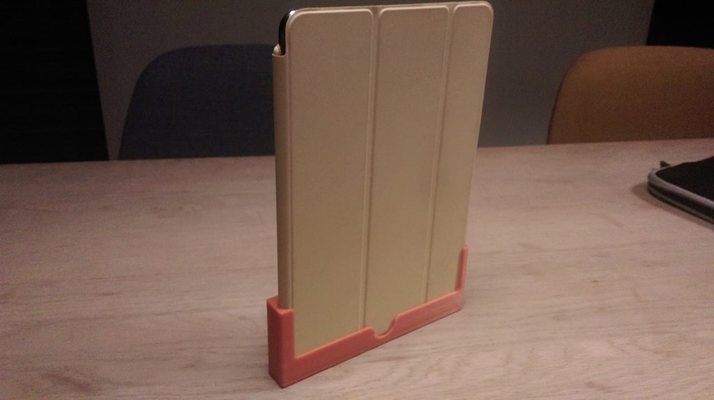 iPad Mini-Wandhalterung mit Abdeckung und Ladekabel