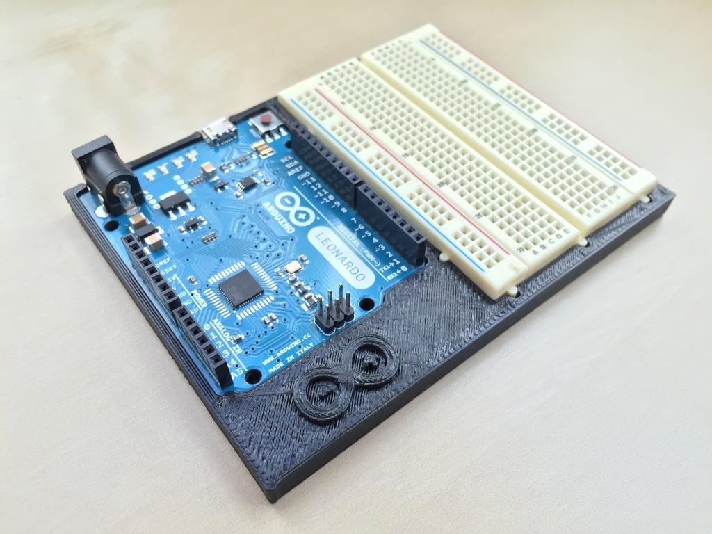 Halter für Arduino Leonardo und halbgroßes Steckbrett