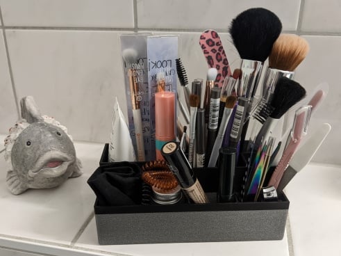 Maßgeschneiderter Make-up-Organizer für den Spiegelschrank im Badezimmer