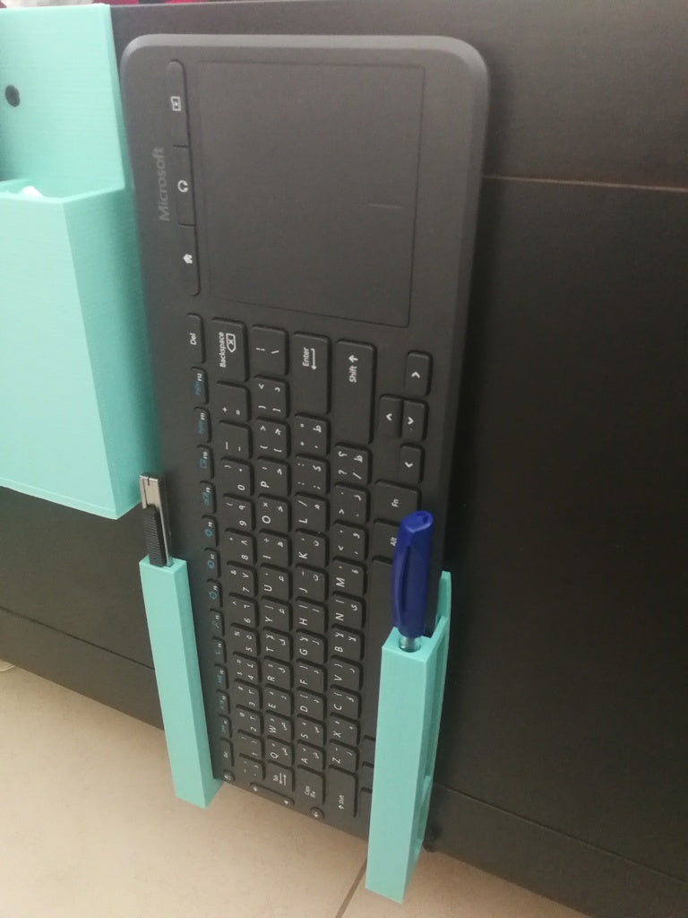 Tastaturhalter zur Montage auf einem Couchtisch