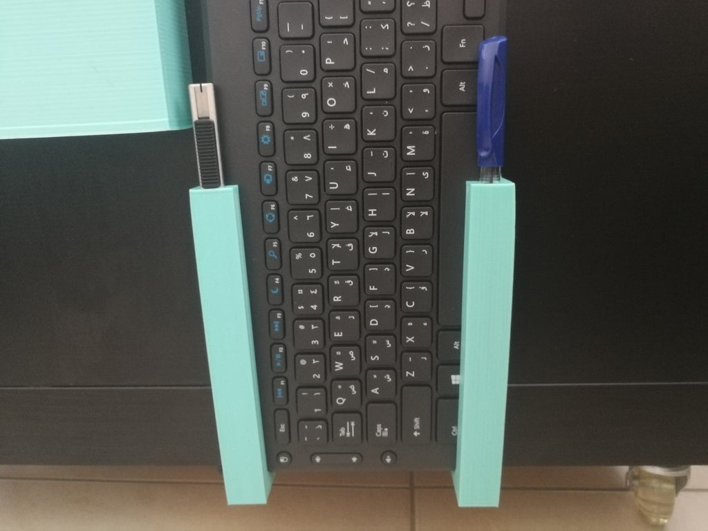 Tastaturhalter zur Montage auf einem Couchtisch