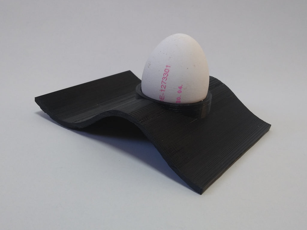 Wellenförmiger Eierbecher in modernem Design