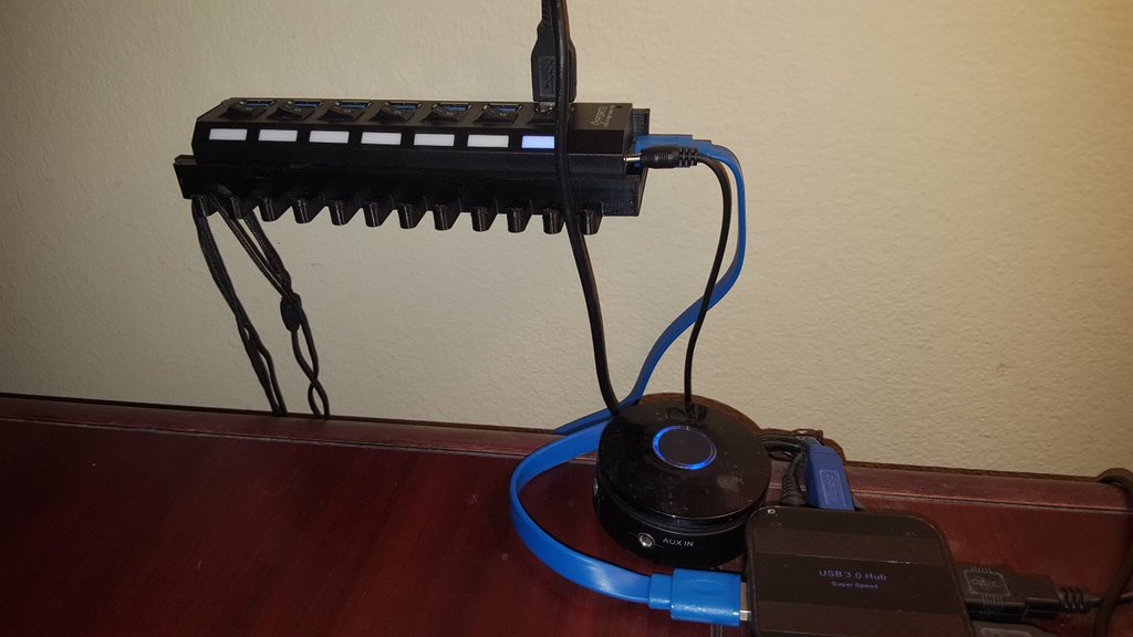 7-Port-USB-Hub-Halter mit Kabelführung