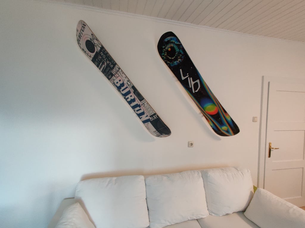 Einfacher Snowboardhalter zur Wandmontage