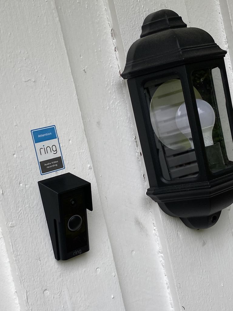 Schräge Wandhalterung für Ring Video Doorbell mit Blendschutz