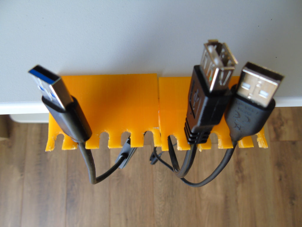 USB-Halter für Bekant-Tisch von Ikea