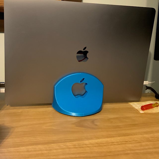 Vertikales Dock für MacBook Pro 2019