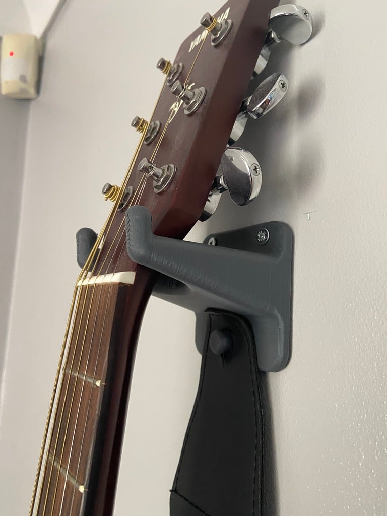 Gitarrenwandmontage mit Platz für Plektren und Gurt