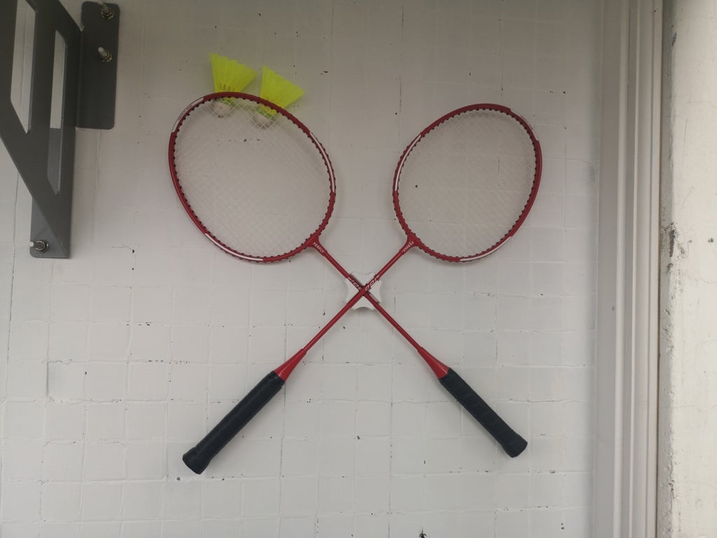 Wandmontierter Badmintonschlägerhalter