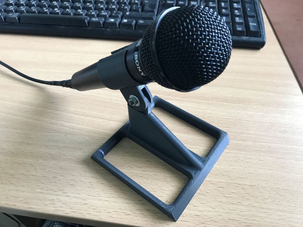 Einfacher Mikrofonständer für ebene Flächen
