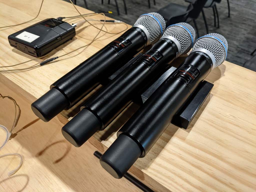 Kabelloser Mikrofonhalter für Church Sound-Konsole mit Platz für drei Mikrofone