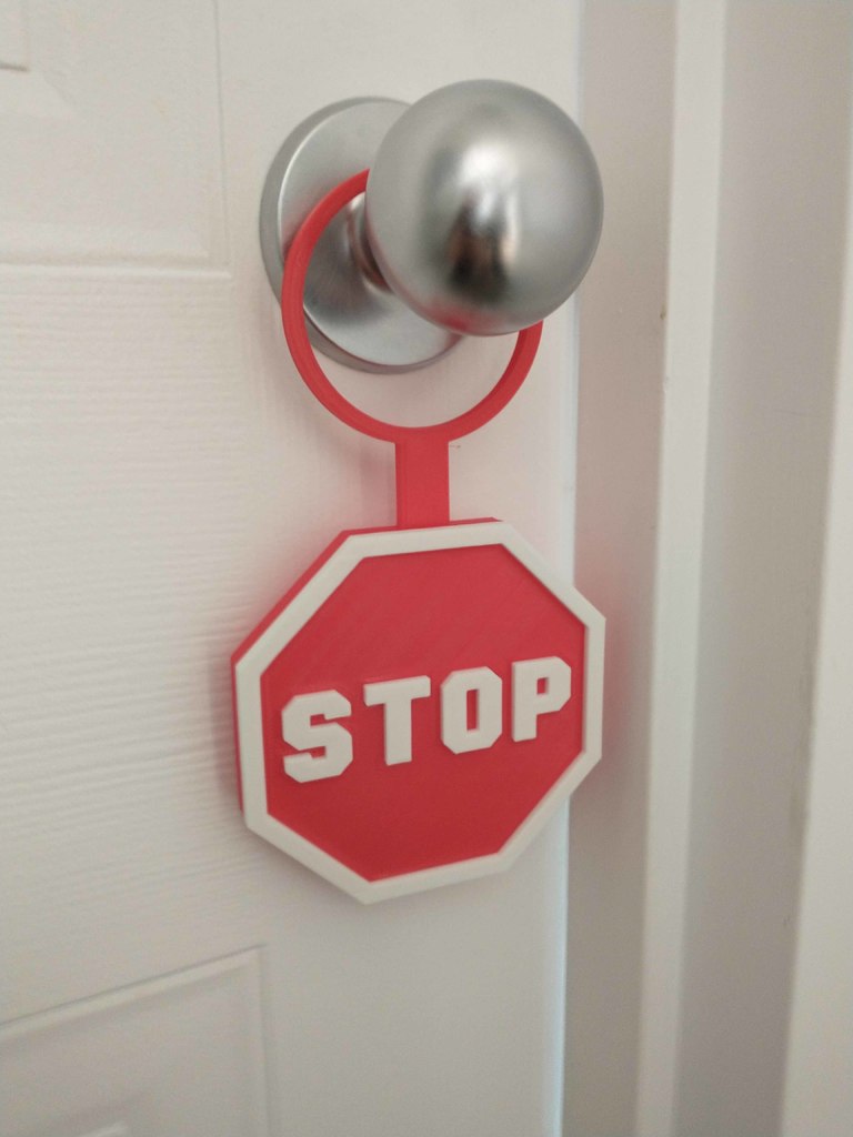 Türgriff-Panel mit „Stopp“-Schild für Geheimhaltung und Überraschung