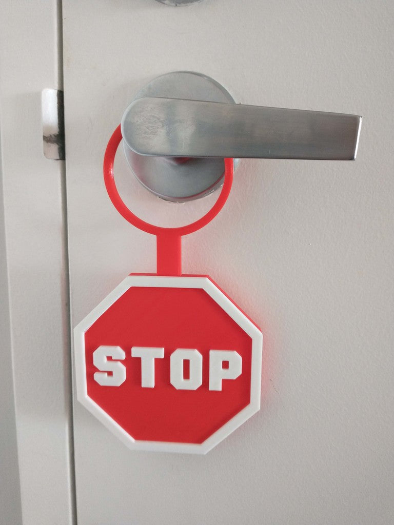 Türgriff-Panel mit „Stopp“-Schild für Geheimhaltung und Überraschung